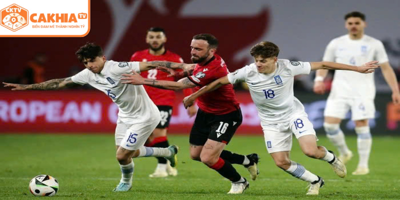 Giorgos Giakoumakis Và Hành Trình Vươn Mình Trong Bóng Đá 3 Khoảnh khắc tranh chấp bóng quyết liệt với hậu vệ đối phương